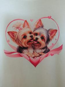 Triko dámské černé s motivem "Jorkšíři v srdíčku" Triko dámské černé s motivem "Jorkšíři v srdíčku"