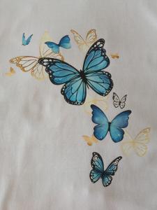 Triko dámské bílé s motivem "Motýlci modrožlutí" Triko dámské bílé s motivem "Motýlci modrožlutí"