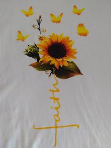 Triko dámské bílé "Slunečníce "víra" Triko dámské bílé "Slunečníce "víra"